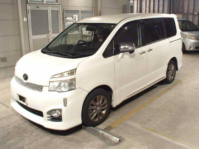 TOYOTA VOXY 2011