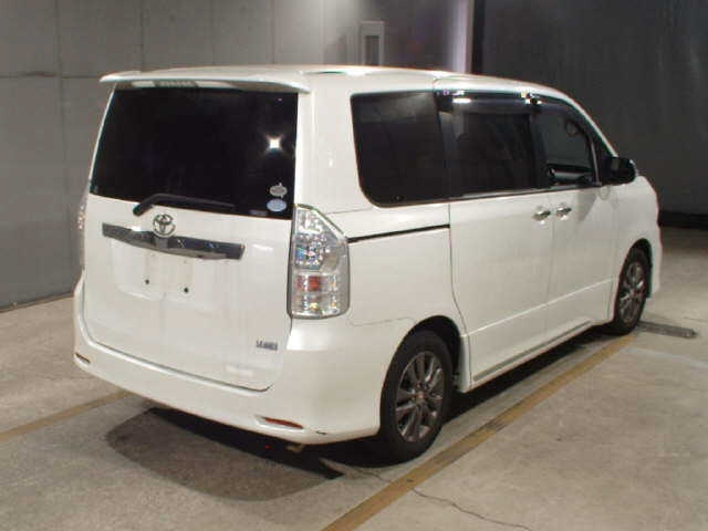 TOYOTA VOXY 2011