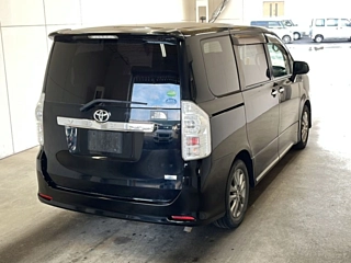 TOYOTA VOXY 2013