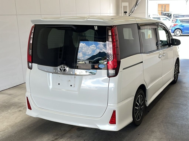 TOYOTA NOAH 2016