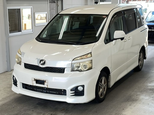 TOYOTA VOXY 2010