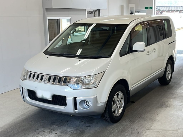 MITSUBISHI DELICA D5 2011