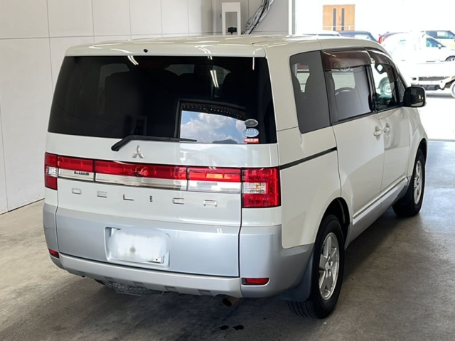 MITSUBISHI DELICA D5 2011