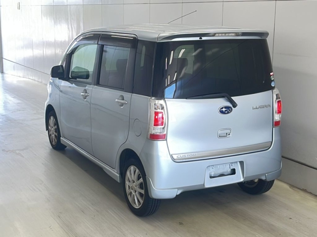 SUBARU LUCRA 2010