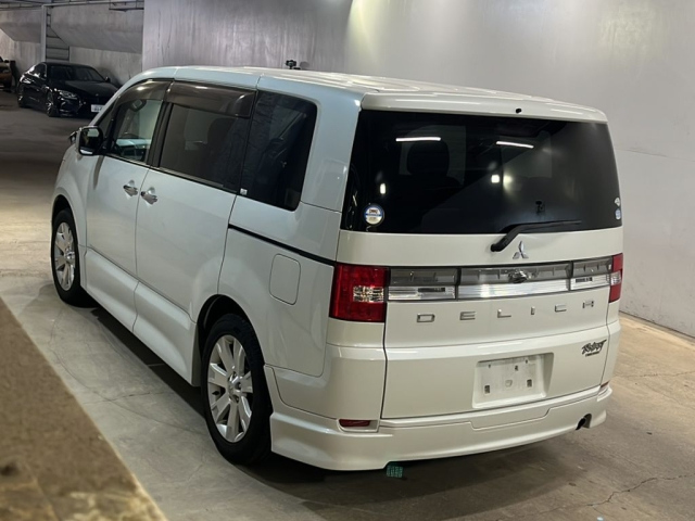MITSUBISHI DELICA D5 2011