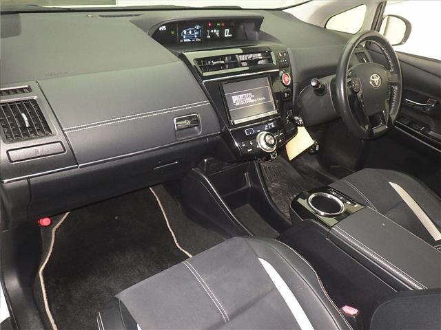 TOYOTA PRIUS ALPHA 2016