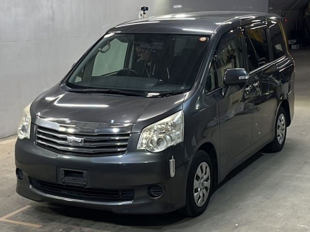 TOYOTA NOAH 2013