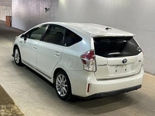 TOYOTA PRIUS ALPHA 2015