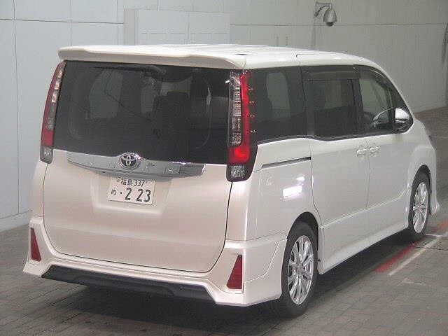 TOYOTA NOAH 2014