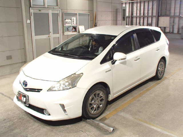 TOYOTA PRIUS ALPHA 2013