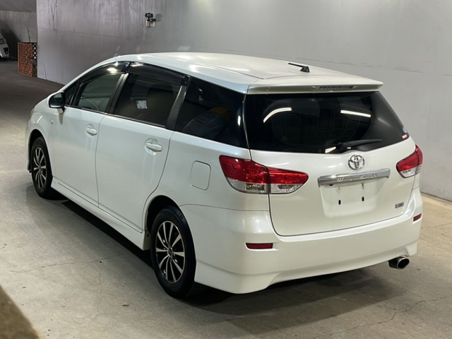TOYOTA WISH 2011