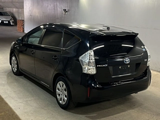 TOYOTA PRIUS ALPHA 2011