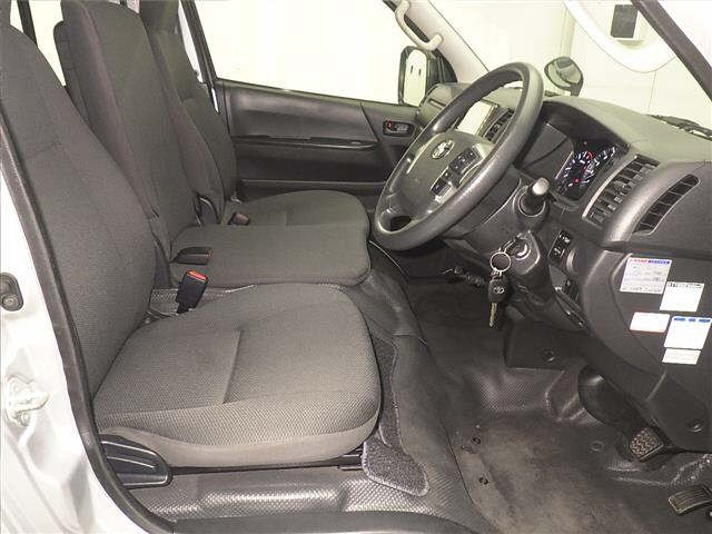 TOYOTA HIACE VAN 2021