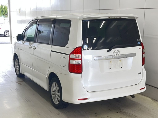 TOYOTA NOAH 2010