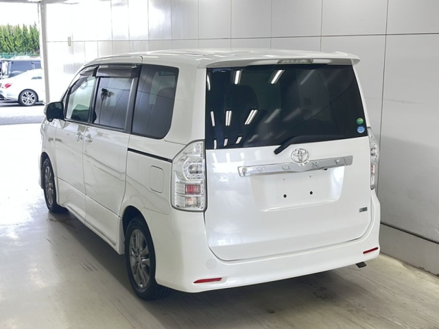 TOYOTA VOXY 2013