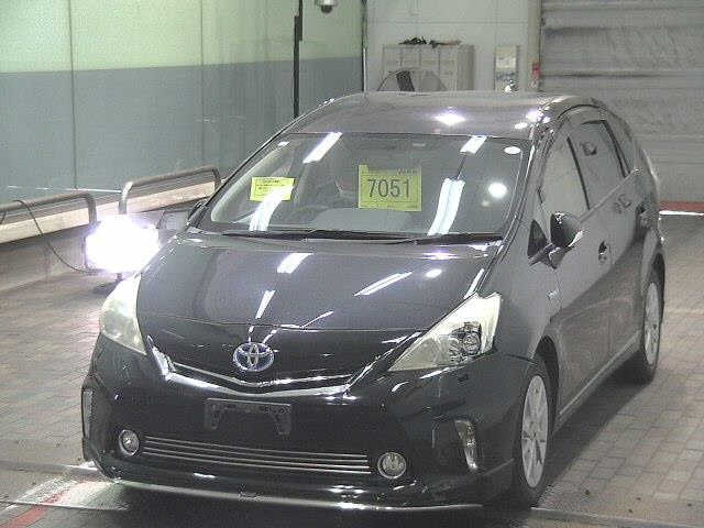 TOYOTA PRIUS ALPHA 2013