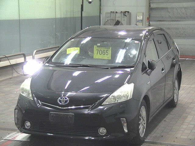 TOYOTA PRIUS ALPHA 2014