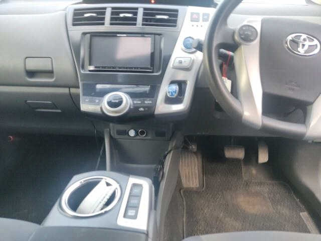 TOYOTA PRIUS ALPHA 2011