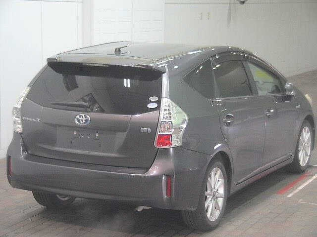 TOYOTA PRIUS ALPHA 2011