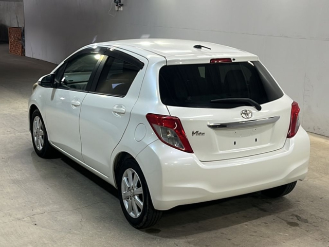 TOYOTA VITZ 2011
