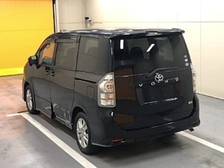 TOYOTA VOXY 2010