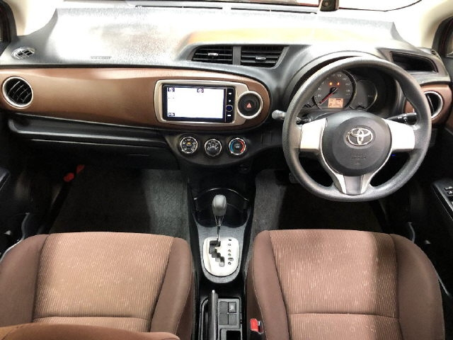 TOYOTA VITZ 2012
