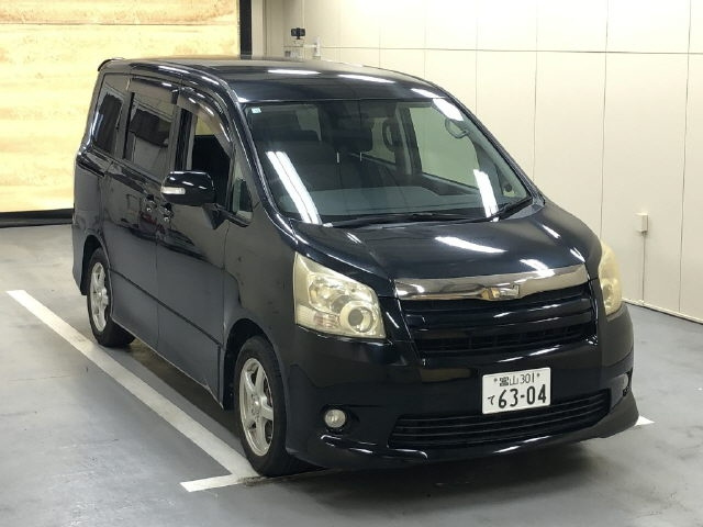 TOYOTA NOAH 2009