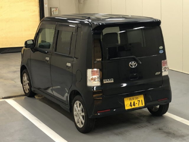 TOYOTA PIXIS SPACE 2011