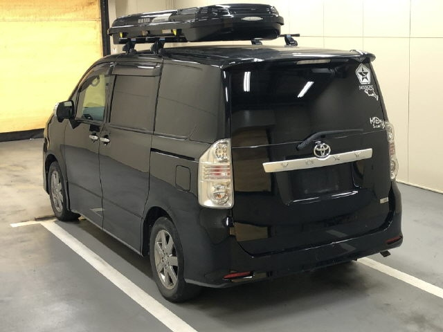 TOYOTA VOXY 2010