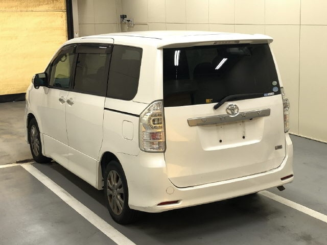 TOYOTA VOXY 2011