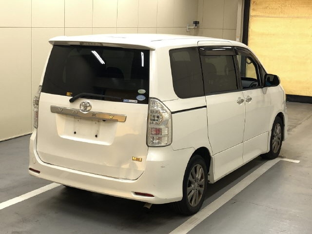 TOYOTA VOXY 2011