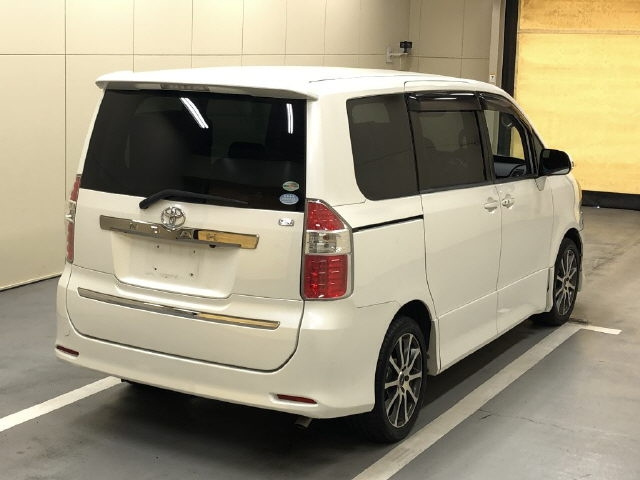 TOYOTA NOAH 2008