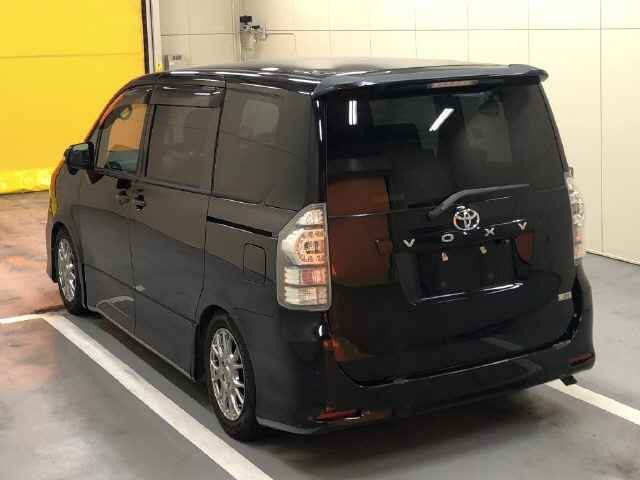 TOYOTA VOXY 2010