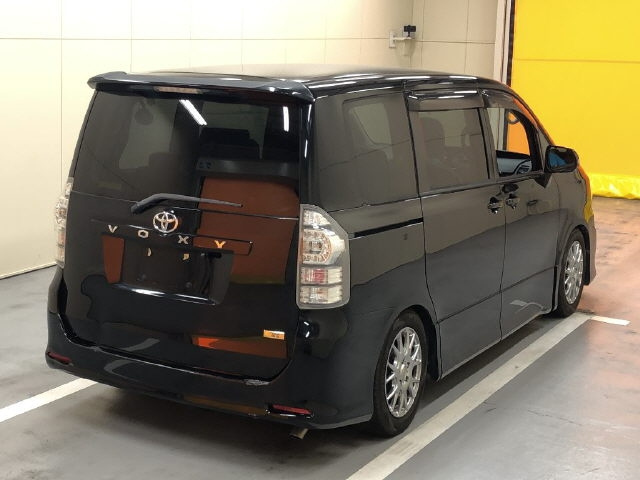 TOYOTA VOXY 2010