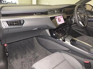 AUDI Q8 2024