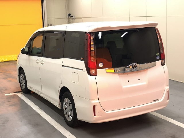 TOYOTA NOAH 2016