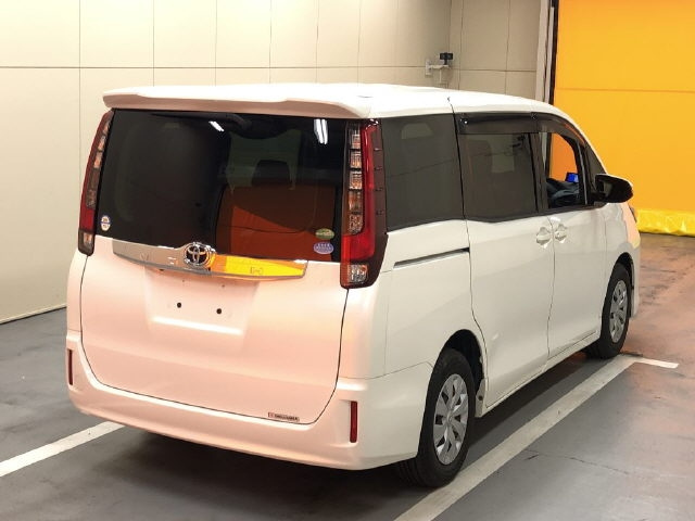 TOYOTA NOAH 2016