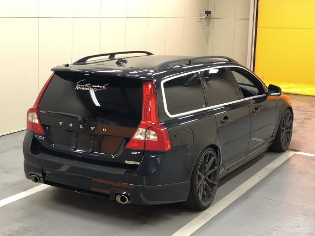 VOLVO V70 2010