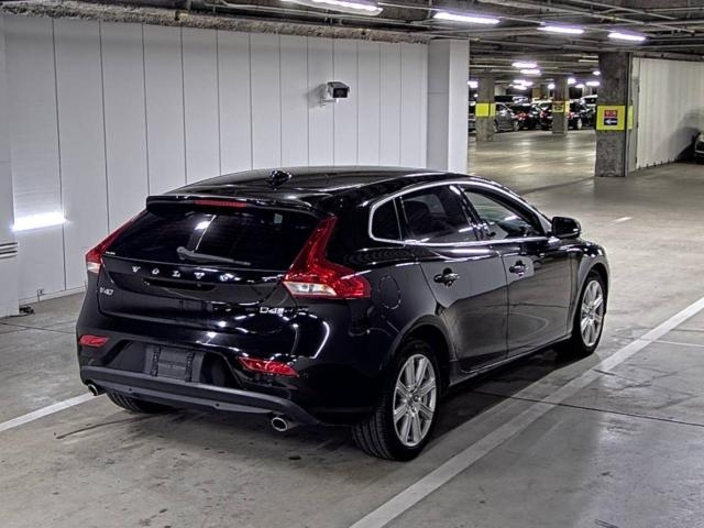 VOLVO V40 2016