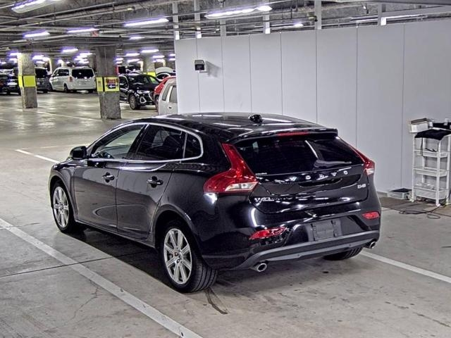 VOLVO V40 2016