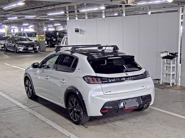 PEUGEOT 208 2021