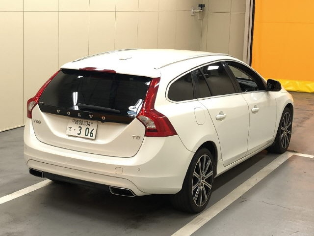 VOLVO V60 2015
