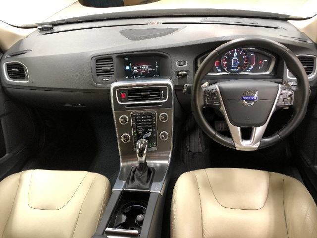 VOLVO V60 2015