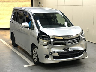 TOYOTA NOAH 2013