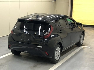 TOYOTA AQUA 2024