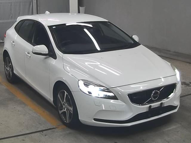 VOLVO V40 2016