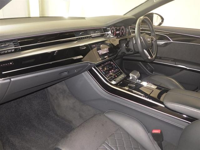 AUDI A8 2022