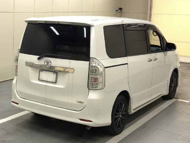 TOYOTA VOXY 2012