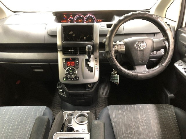 TOYOTA VOXY 2012