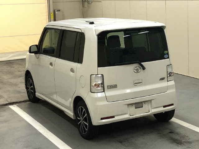 TOYOTA PIXIS SPACE 2012